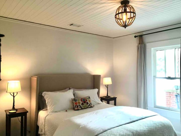 Dhoma e gjumit e vizitorëve krevat dopio "queen