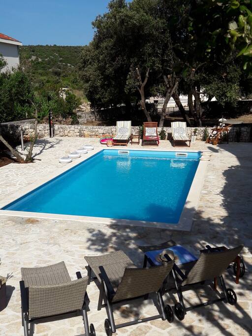 Sea salt electrolysis pool and hydromassage