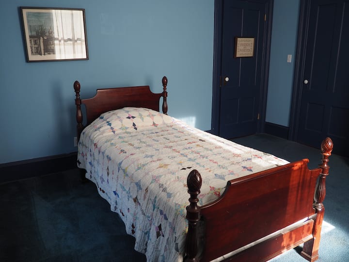 Dormitorio en el segundo piso con cama doble.