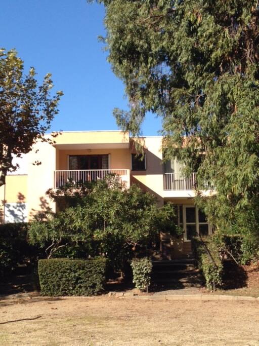 Vue sur l'appartement. Le balcon donne sur le jardin.