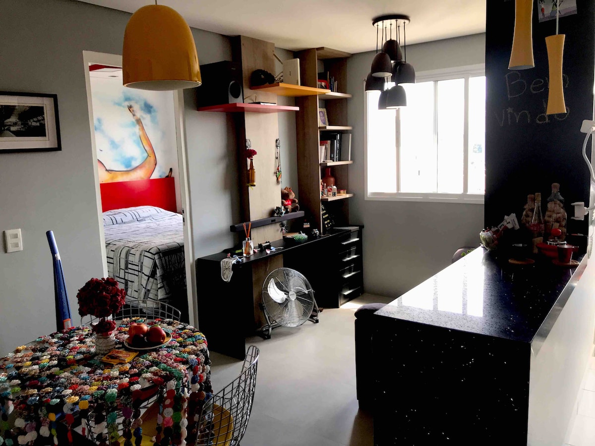 Კუნძული 
Აქ არის ოთახი, რომელშიც არის ხმის გამაძლიერებელი, რომელიც მუშაობს Bluetooth-ით თქვენი მობილური ტელეფონიდან. Დგას გასაშლელი დივანი და ყავის მაგიდა კვებისთვის ან სამუშაოდ. Სივრცეების გაყოფისას ჩანს დახლი და დაფა. Იგრძენით თავი თავისუფლად. მოისმინეთ ხმა და შესვენება. 