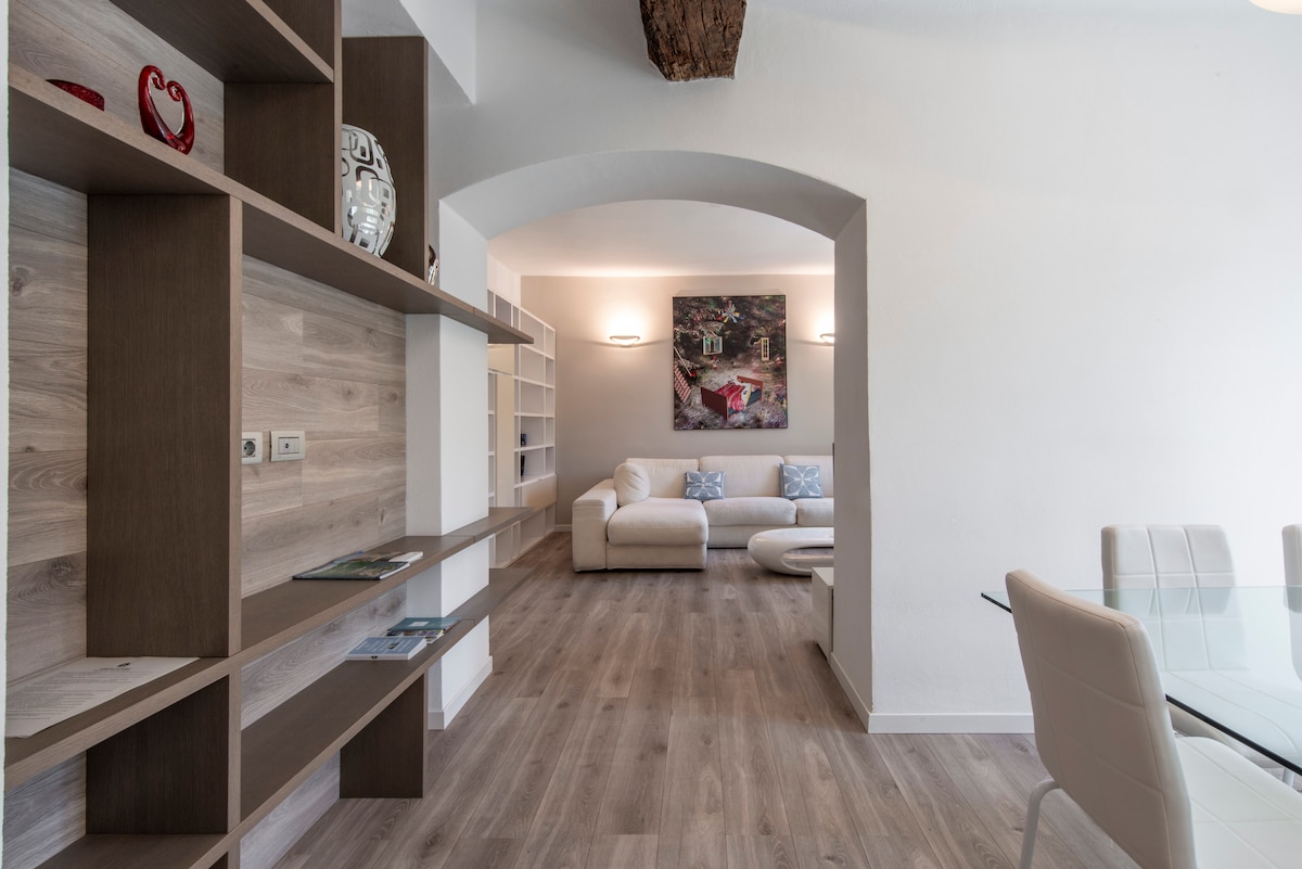 Popular Airbnb listing: Apartment Old wall in Como center in Como