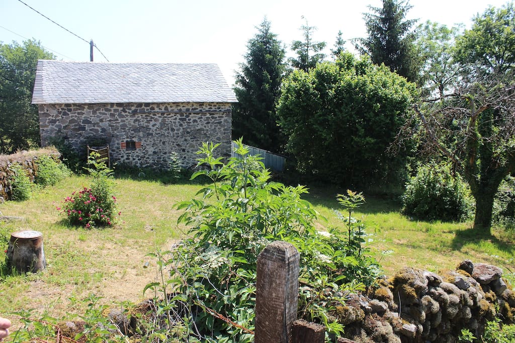 Petit jardin clôturé avec petits murs de pierres du pays
