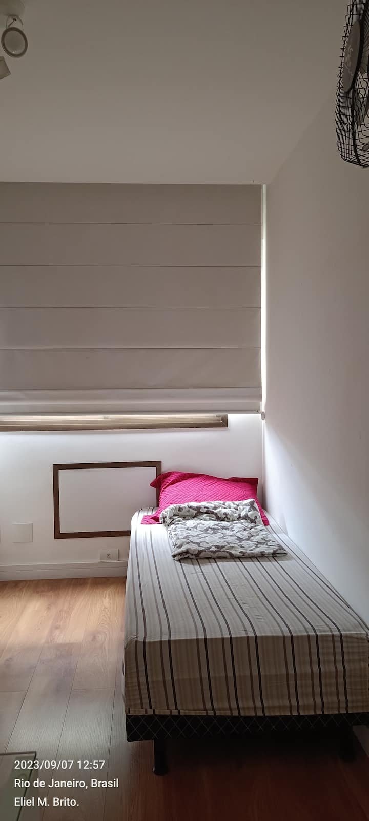 ห้องนอนที่ 2 พร้อมเตียงเดี่ยวพัดลมและตู้เสื้อผ้า