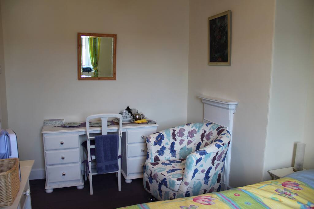 seating and breakfast area