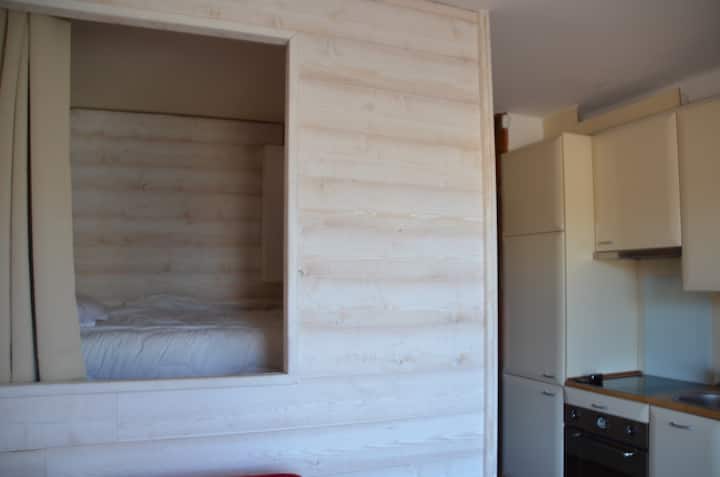 Habitación en la alcoba realzada cama doble