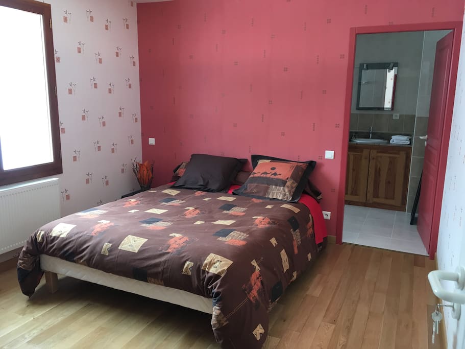 La chambre rouge avec sa salle d'eau