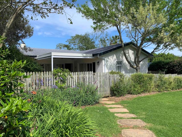 Charming 2 Bedroom cottage in Upper Constantia