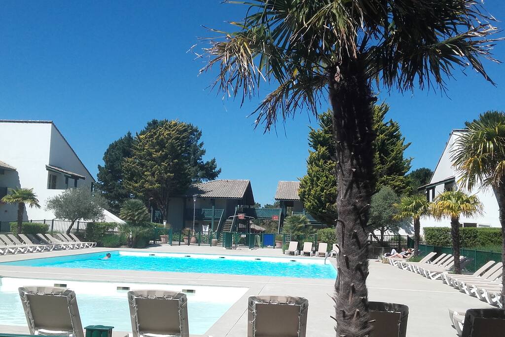 Piscine dans résidence.