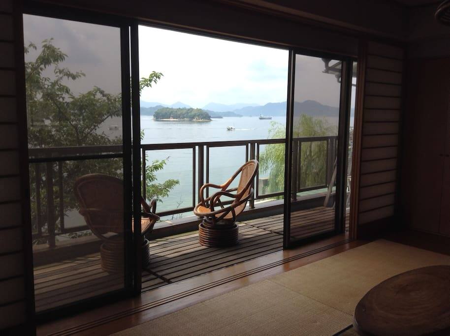 二階の部屋からの海の景色