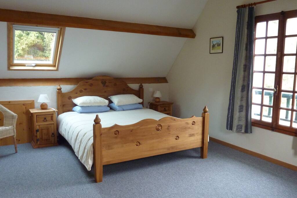 The main bedroom has an en-suite bathroom