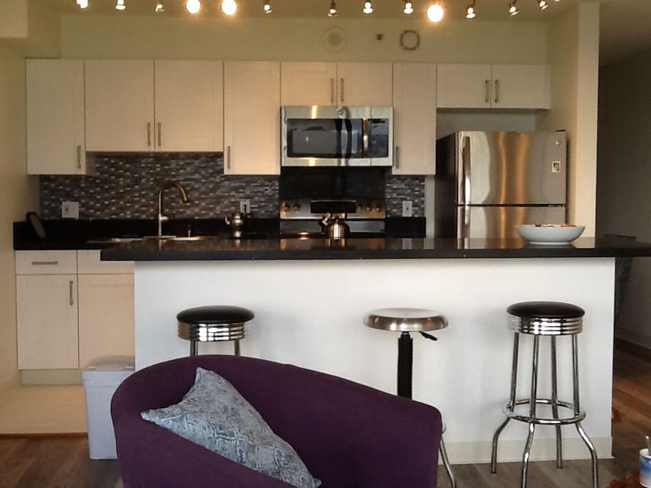 Full service kitchen with everything you need!