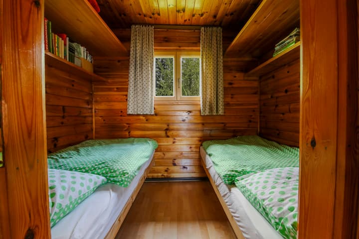 Schlafzimmer mit zwei Einzelbetten / Sleeping room with single beds