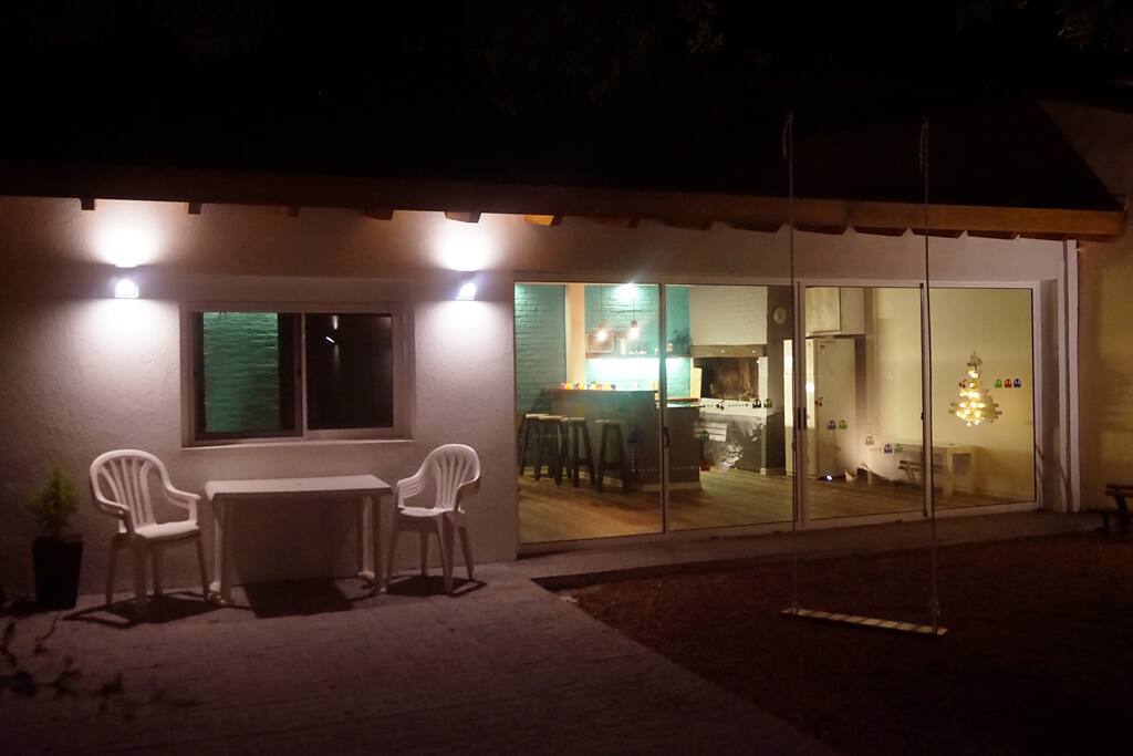 Entrada / Vista del interior y ventana de dormitorio