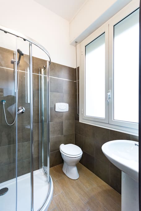 Shower with toilet/ Doccia con WC