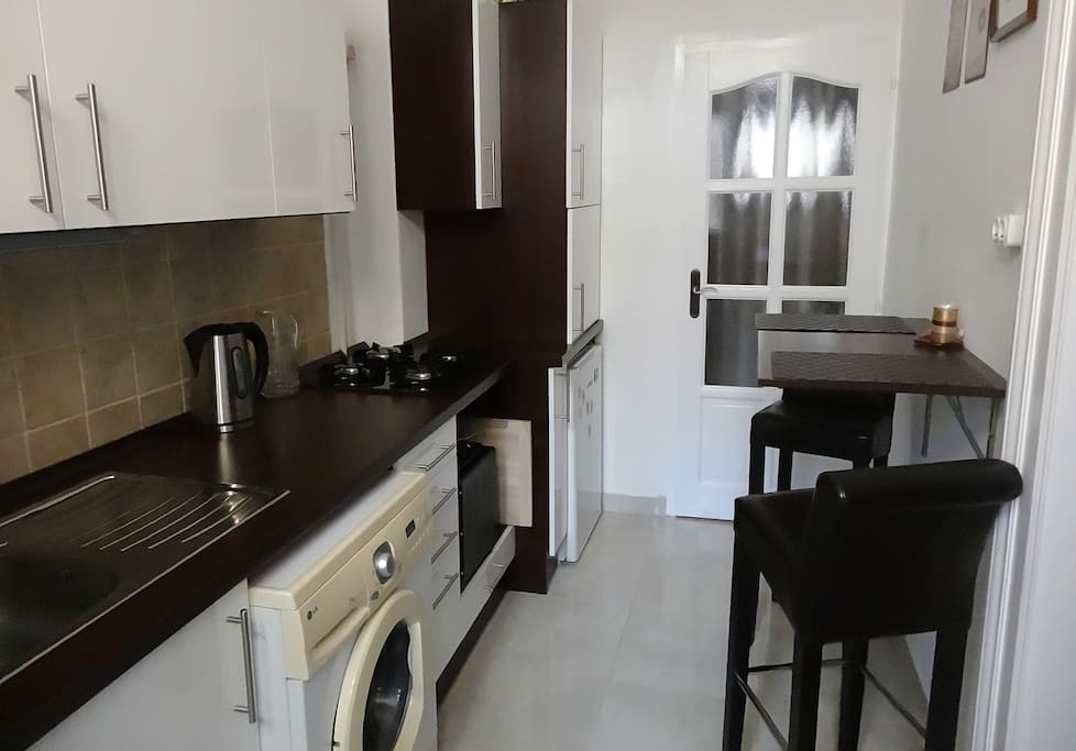 Kitchen fully equipped: fridge, washing-machine, kettle, cooking-plates, microwave, tableware