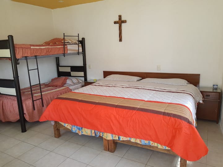 Спална соба бр. 3, брачен кревет (широк 150-179 см), кревет на спрат и бања со тоалет. 