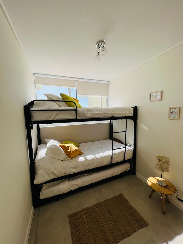 Მეორე საძინებელი თავისუფალია 3 ადამიანისთვის, 2 საწოლი ხის სახლში და მესამე საწოლის ბუდე ქვემოთ