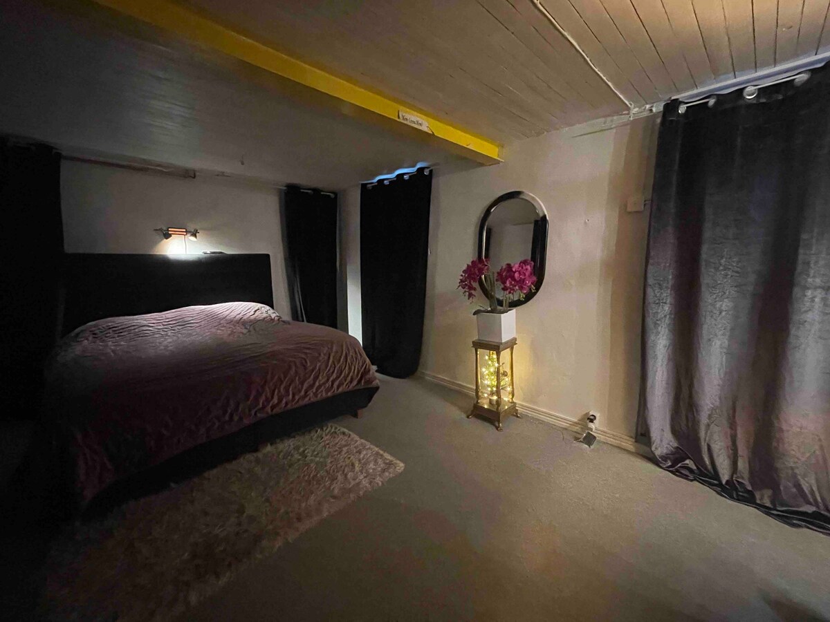 ห้องนอนใหญ่ที่มีทางเข้าของตัวเอง 