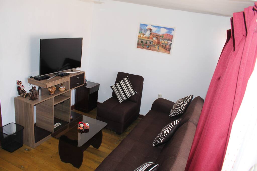 sala cómoda para disfrutar en familia o entre amigos . a su completa disposición.