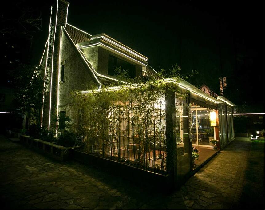 静夜里的故居就像夜里的小精灵般动人,如果幸运还能看到萤火虫在你旁边点燃星光。浪漫至极