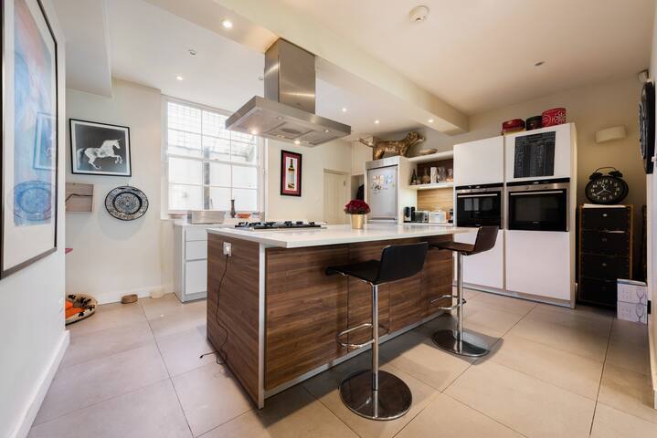4 bed home in Islington London on historic square gallery image 5