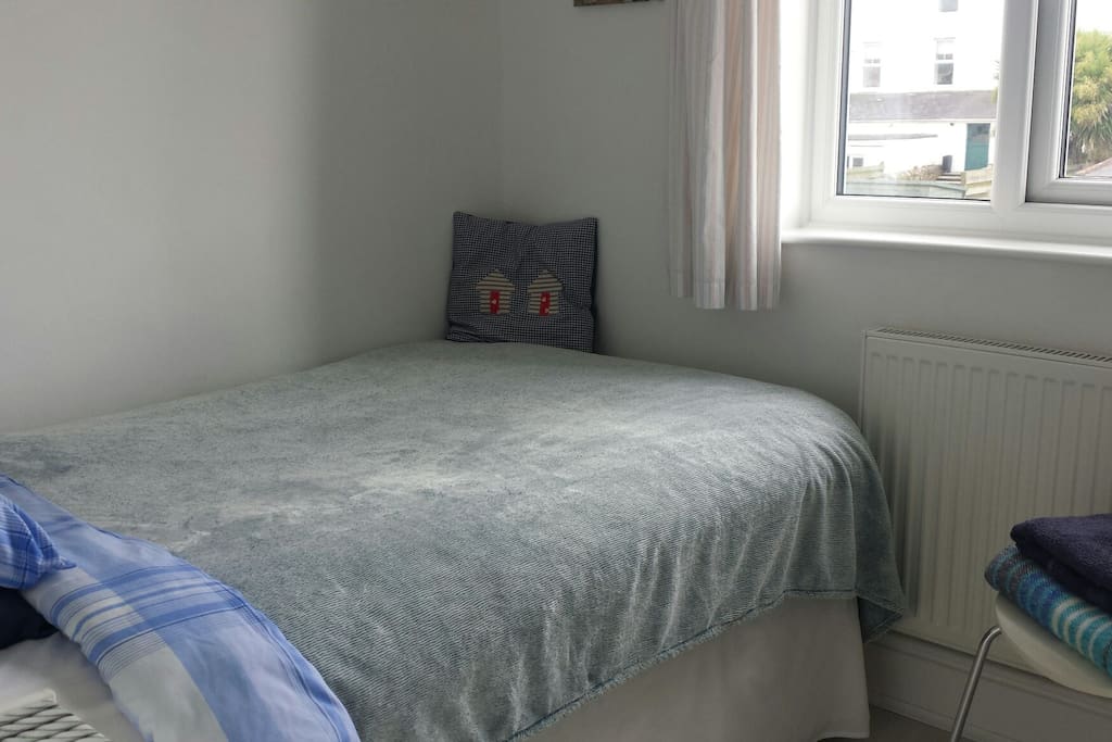 Large single bed (3/4 size double)