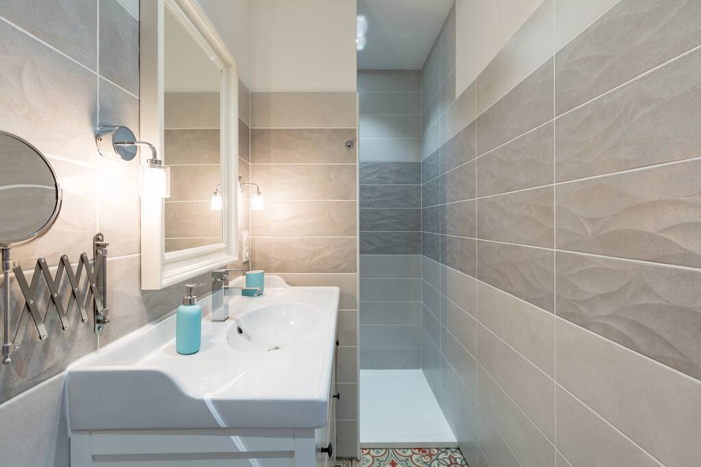 Salle de douche, toilettes privés et séparés