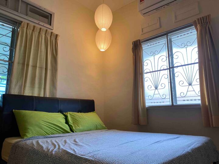 Chambre 1 avec climatisation de l'armoire et ventilateur au plafond