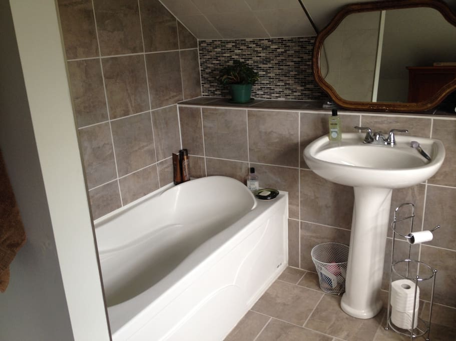 Master ensuite bathroom