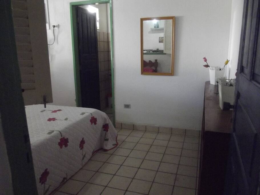 Quarto suite com uma cama de casal e uma de solteiro