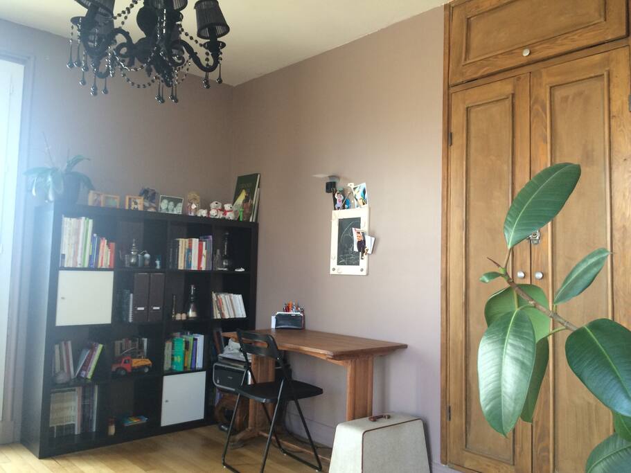 chambre et son coin "bureau", avec prospectus touristiques à disposition