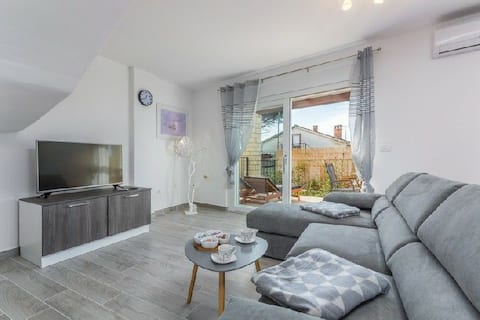 Top performing Airbnb: Heated pool - Apartment Nataša Villa Ren in Grad Novigrad
