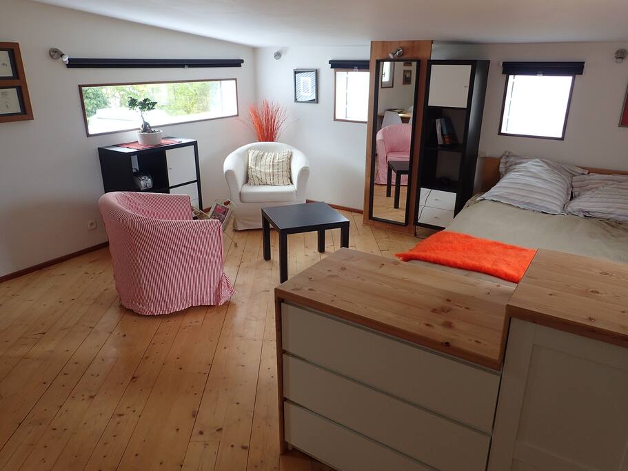 Coin salon, 2 fauteuils, table basse.