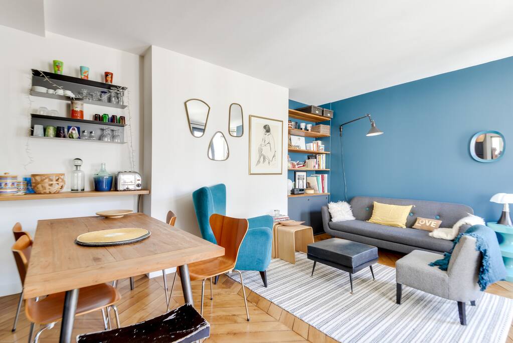 The living room. On the left: the dining area