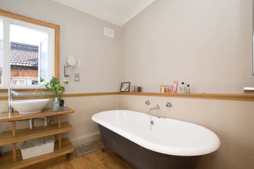modern, bright bathroom