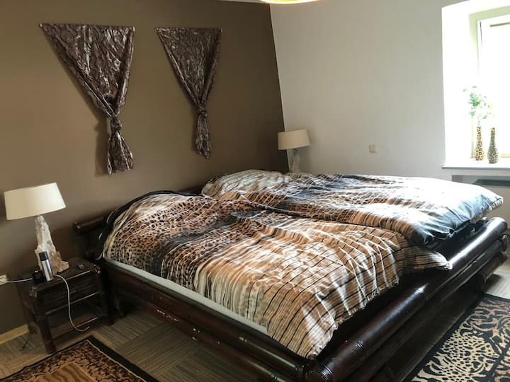 Kati i parë dhomë gjumi kafe 