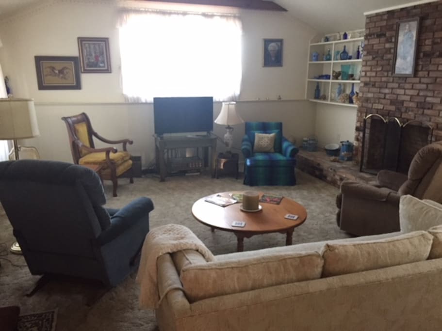 Living Room w TV