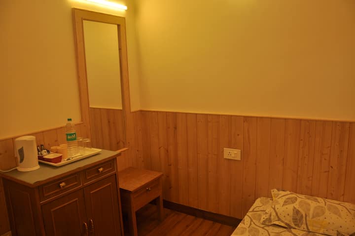 חדר הלבשה עם מיטה נוספת לאדם הנוסף או לילדים.