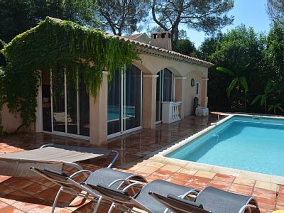 Pool house avec douche et WC extérieur