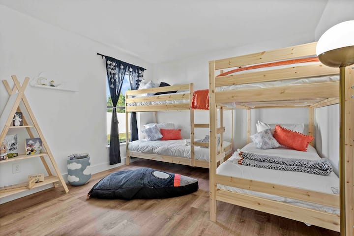 חדר שינה 4 - חדר עם מיטת קומותיים. 