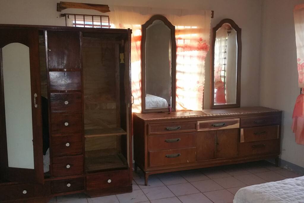 Lots of drawer space