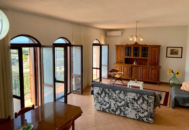 客厅宽敞，有餐厅，厨房 