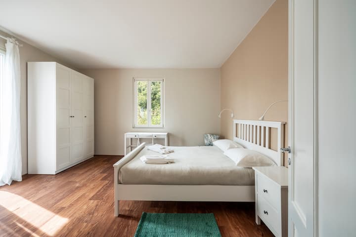 Chambre double avec balcon et vue sur le lac