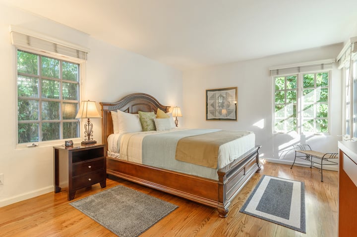 PUNTI SALIENTI: apri le finestre per inondare la stanza di luce e goderti la vista sui giardini tropicali