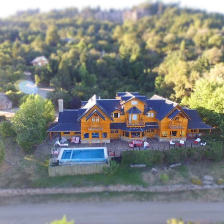 House for groups, private neighborhood, mountain views
