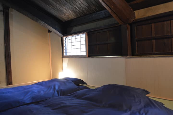 K dispozícii sú 4 súpravy futónov.
k dispozícii sú 4 lôžka (japonský futón)