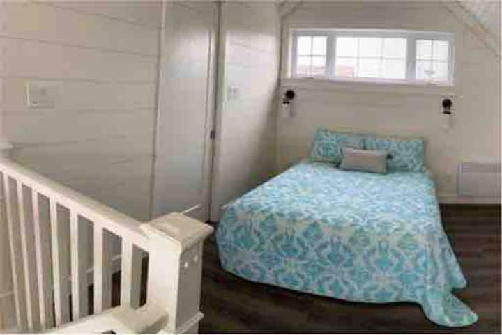 غرفة النوم الرئيسية في الشقة العلوية
