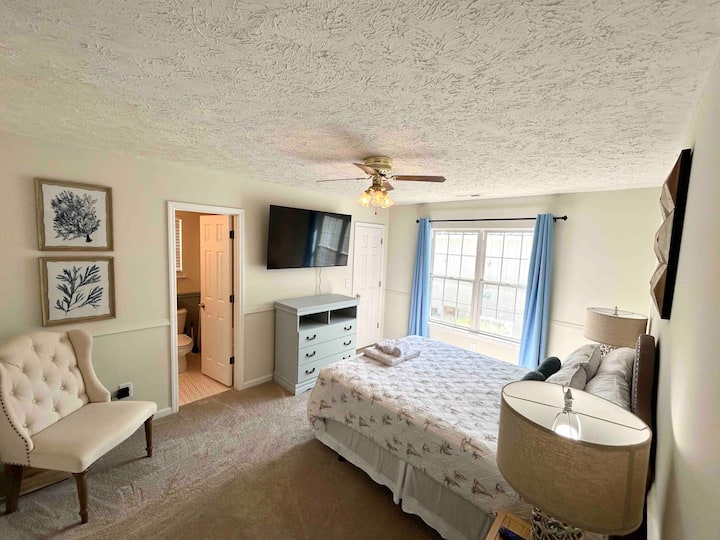 غرفة النوم الرئيسية والوسائد والمراتب محمية بأغطية مضادة للماء