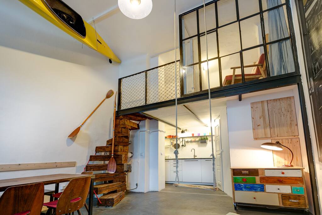 Very spacious thanks to the 5 m high ceiling, up in the gallery there are 2 separated alcoves, each with a double bed. Come and swing in a 5 m high ceiling room :)